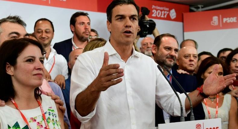 Candidate for the Secretary-General of the Spanish Socialist Workers' Party (PSOE), Pedro Sanchez (C), speaks at the party headquarters in Madrid on May 21, 2017 after winning the race for the party's leadership