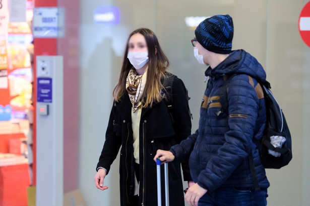 Pasażerowie na lotnisku w Poznaniu