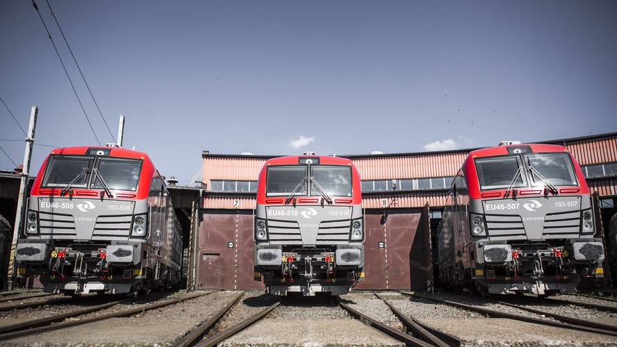 Umowę na zakup 15 lokomotyw wielosystemowych Vectron została podpisana przez PKP Cargo z Siemensem we wrześniu 2015 r. Jej wartość to 315 mln zł. Kontrakt zawiera opcją domówienia kolejnych pięciu sztuk. Na razie nie wiadomo, czy będzie wykorzystana.