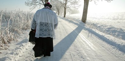 Zaskakujące dane ws. koperty dla księdza chodzącego "po kolędzie"