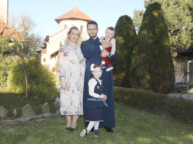 Jerej Simeon sa suprugom Dijanom, ćerkom Jefimijom i sinom Lazarom objašnjava običaje za Veliki petak