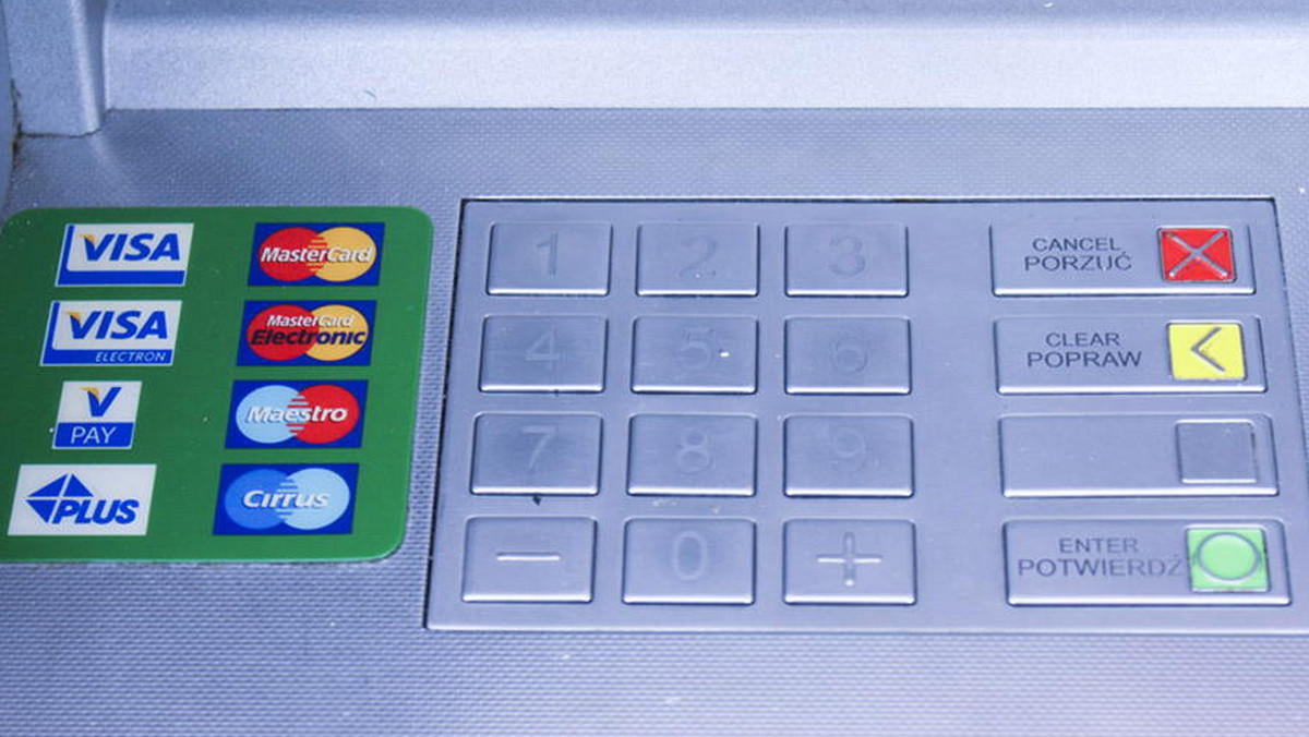 Wpłacanie pieniędzy na konto za pomocą wpłatomatów to popularna i łatwa metoda zmiany gotówki na "elektroniczny" pieniądz. Od dzisiaj taka maszyna będzie mogła zatrzymać każdy banknot, który uzna za podejrzany.