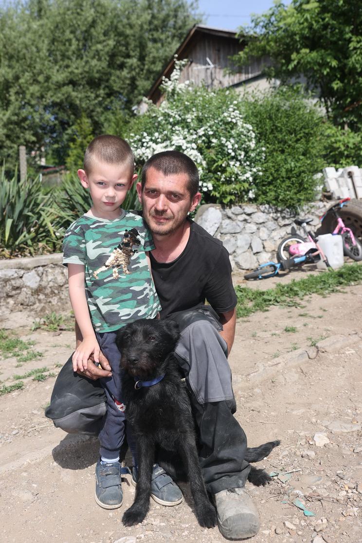 Dominik édesapjával: a család és a rendőrök sokáig keresték a kisfiút/Fotó: Zsolnai Péter