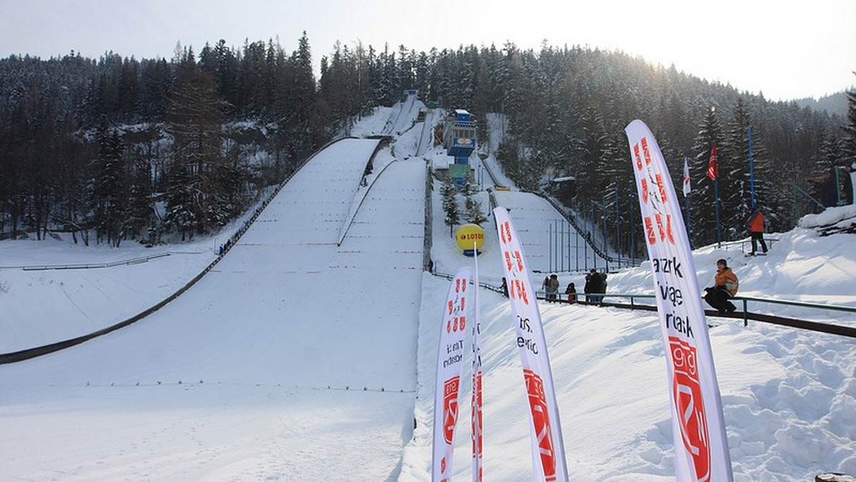 W piątek 28 grudnia w Szczyrku zostanie zainaugurowany kolejny, dziewiąty już sezon zawodów z cyklu Lotos Cup, rozgrywanego w ramach Narodowego Programu Rozwoju Skoków Narciarskich. Na część sportową programu złożą się cykl zawodów Lotos Cup w skokach narciarskich oraz Lotos Cup w kombinacji norweskiej. W sezonie 2012/2013 skoczkowie i kombinatorzy wystartują w konkursach rozgrywanych na skoczniach i trasach biegowych w Szczyrku, Wiśle i dwukrotnie w Zakopanem.