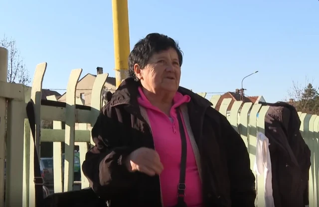 DOK ONA ZARAĐUJE U RIJALITIJU, MAJKA ČUVA SINA: Ovo je stan Anite Stanojlović u Kruševcu, evo kakvo mišljenje komšiluk ima o njima (VIDEO)