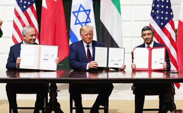 W imieniu USA dokumenty podpisał Donald Trump. Izrael reprezentował premier Benjamin Netanjahu, a na czele delegacji ZEA i Bahrajnu stali szefowie dyplomacji tych państw - Abdullah bin Zajed al-Nahjan oraz Abdullatif al-Zajani.