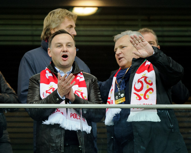 Prezydent Andrzej Duda odwiedził polskich piłkarzy w szatni. WIDEO