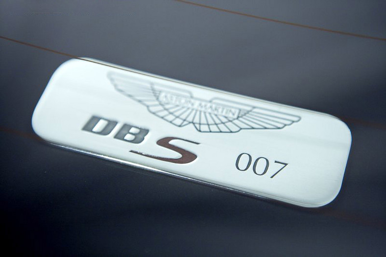 James Bond nadal będzie jeździł Aston Martinem