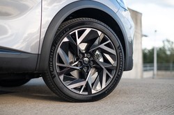 Mało palą i pomieszczą rodzinę. Oto tanie hybrydowe SUV-y