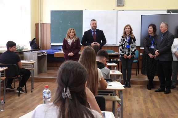 Oko 64.000 osmaka danas polagalo matematiku na probnom završnom ispitu: Verna simulacija onog što ih čeka u junu, sutra srpski i izabrani predmet