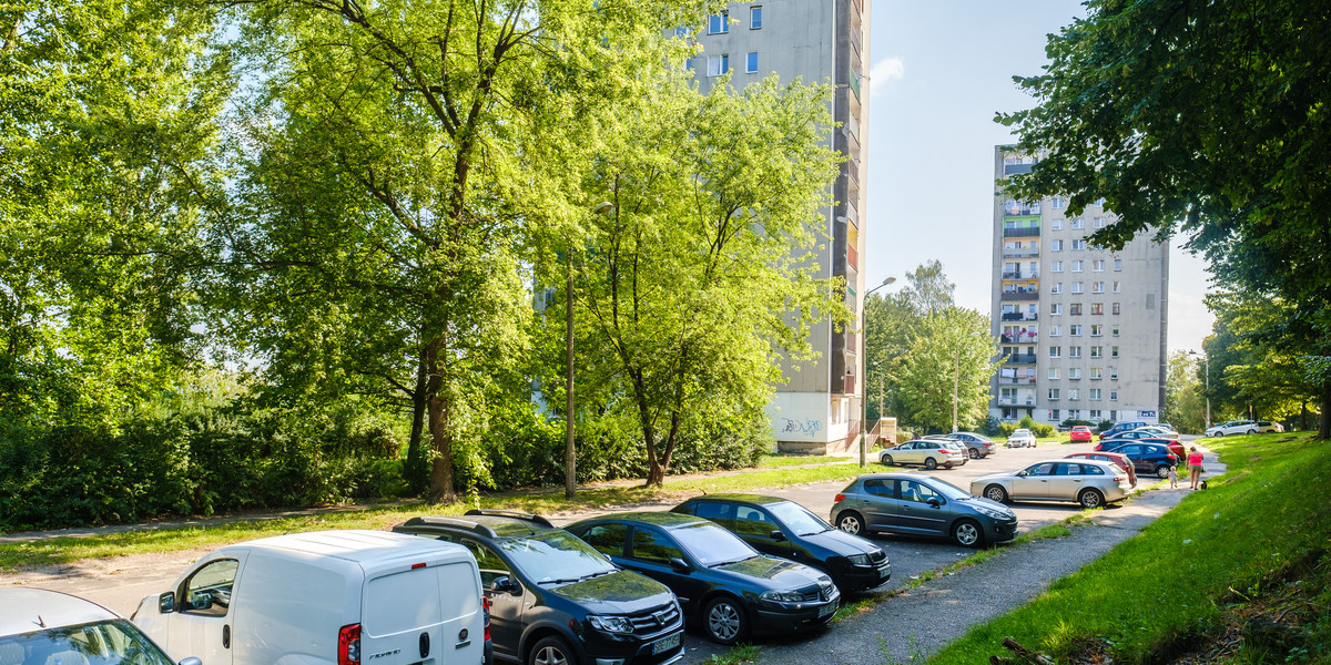 Na parkingu w Będzinie znaleziono ciało kobiety zawinięte w dywan.