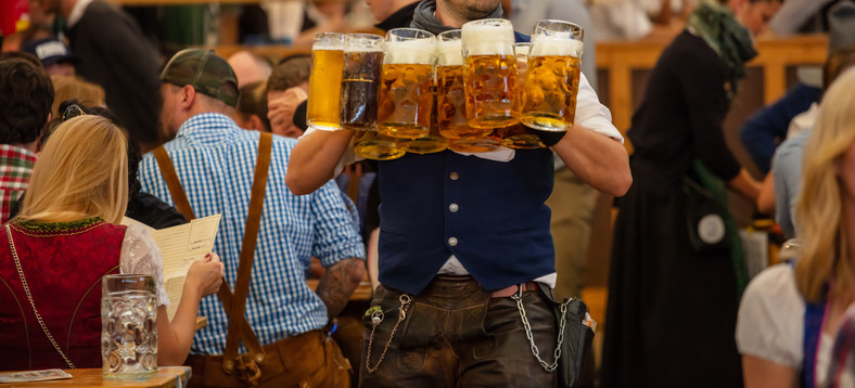 Piwo na Oktoberfest podaje się w litrowych kuflach