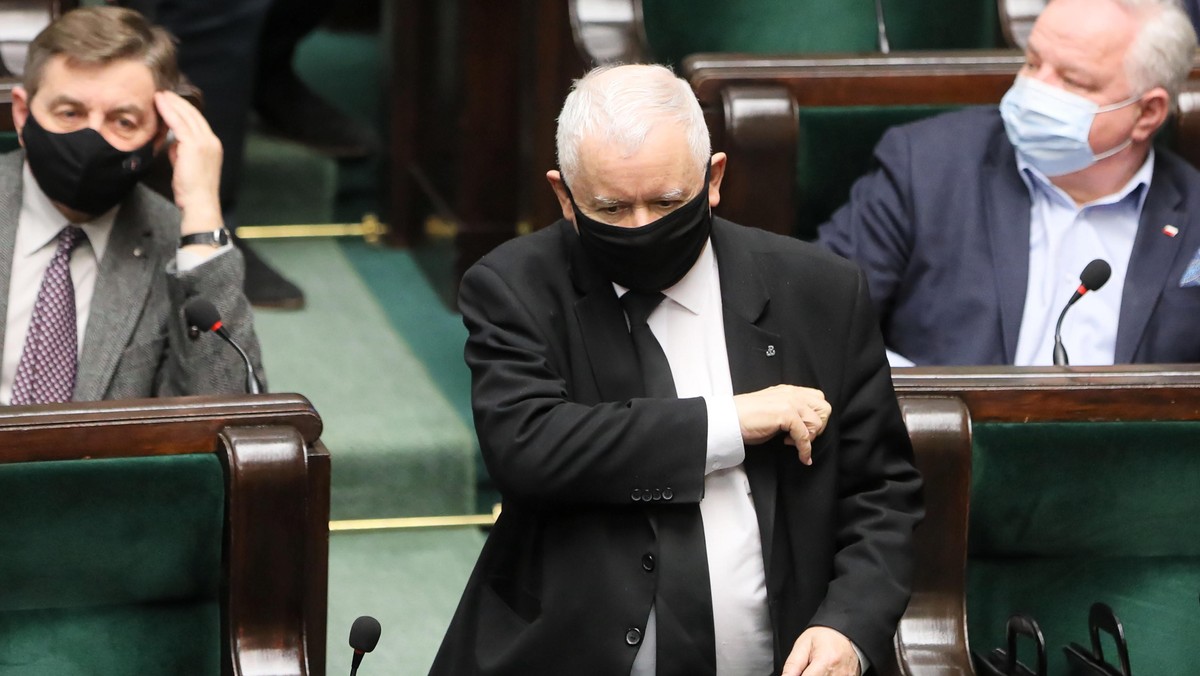 Warszawa, 01.02.2022. Wicepremier, prezes PiS Jarosław Kaczyński (C) i poseł PiS Marek Kuchciński (L) na sali obrad Sejmu w Warszawie, 1 bm. Sejm kontynuuje posiedzenie. Posłowie pracują m.in. nad projektem ustawy covidowej, nazywanej też lex konfident. PAP/Paweł Supernak