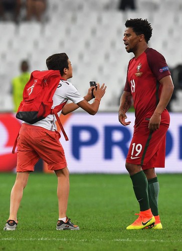 Portugalczycy nie potrafili usiedzieć na miejscu. Wbiegli na boisko. Na szczęście nie... nago