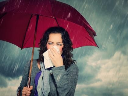 Zgodnie z art. 53 § 1 pkt 1b k.p. pracodawca może rozwiązać umowę o pracę bez wypowiedzenia, jeżeli niezdolność pracownika do pracy wskutek choroby trwa dłużej niż łączny okres pobierania z tego tytułu wynagrodzenia i zasiłku oraz pobierania świadczenia rehabilitacyjnego przez pierwsze 3 miesiące- gdy pracownik był zatrudniony u danego pracodawcy co najmniej 6 miesięcy lub jeżeli niezdolność do pracy została spowodowana wypadkiem przy pracy albo chorobą zawodową. Stosownie do art. 56 § 1 k.p. pracownikowi, z którym rozwiązano umowę o pracę bez wypowiedzenia z naruszeniem przepisów o rozwiązywaniu umów o pracę w tym trybie, przysługuje roszczenie o przywrócenie do pracy na poprzednich warunkach albo o odszkodowanie. Sąd Rejonowy w Białymstoku VI Wydział Pracy i Ubezpieczeń Społecznych 26.05.2014