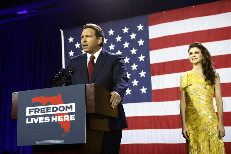 Ron DeSantis ogłasza swoje zwycięstwo w wyborach na drugą kadencję gubernatora Florydy, Tampa, 8 listopada 2022 r. Po prawej jego żona Casey DeSantis