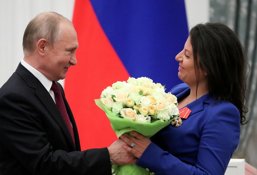 Władimir Putin wręcza kwiaty Margaricie Simonian po przyznaniu jej Orderu Świętego Aleksandra Newskiego, 23 maja 2019 r.