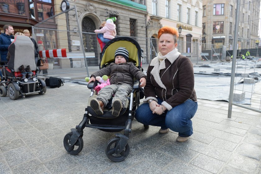 Jowita Szpila (35 l.), mama Franka (3 l.) i Anity (18 m.)