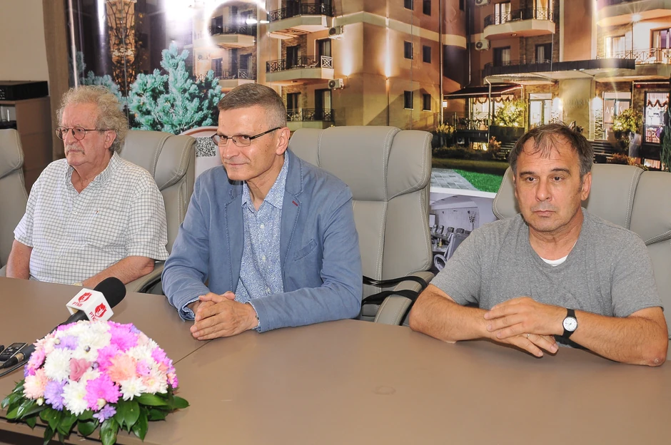 Žiri: Predrag Perišić, Nebojša Bradić i Goran Radovanović