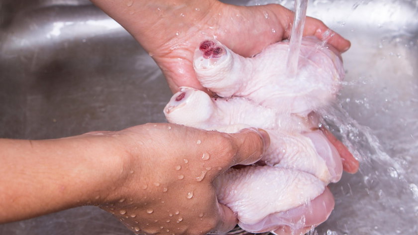 Myjesz kurczaka przed przyrządzeniem? To błąd!