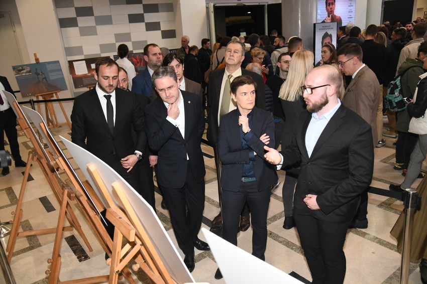 Ana Brnabić i Nikola Selaković na premijeri  Žetve