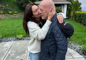 Brus Vilis nijedne sekunde nije svestan šta mu se dešava. Bolest neumljivo napreduje