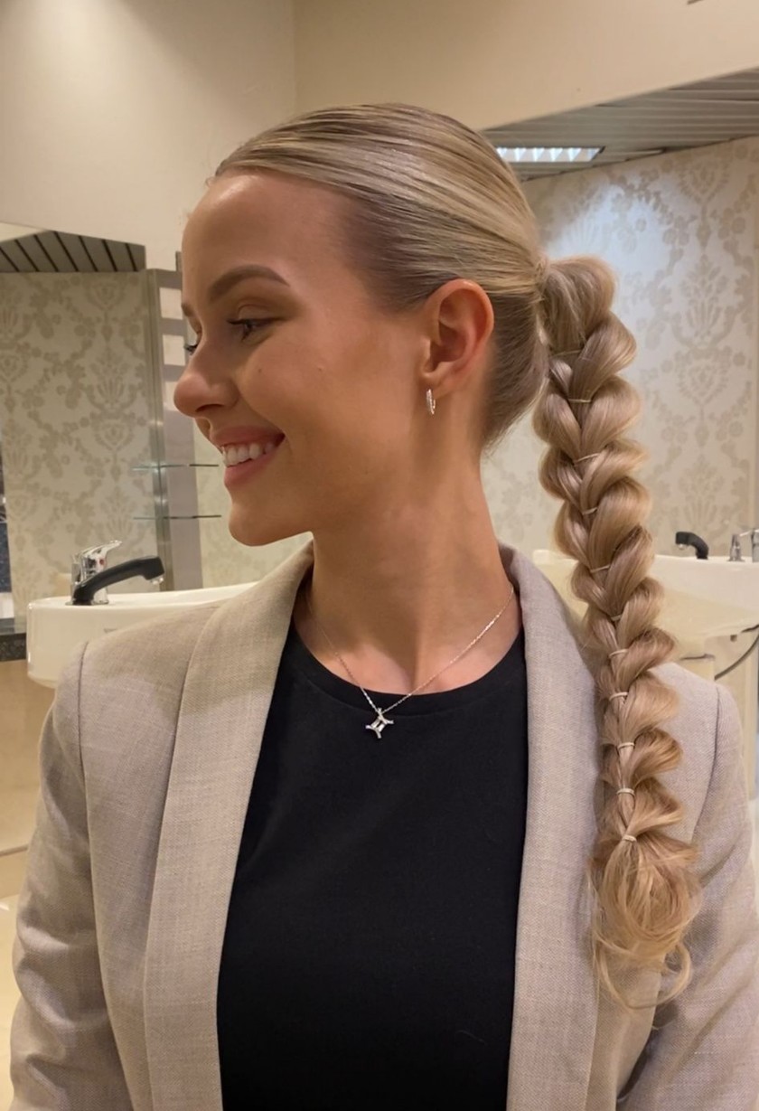 Pour un look encore plus festif, on n’hésite pas à opter pour des élastiques foncés, rouges ou même brillants.