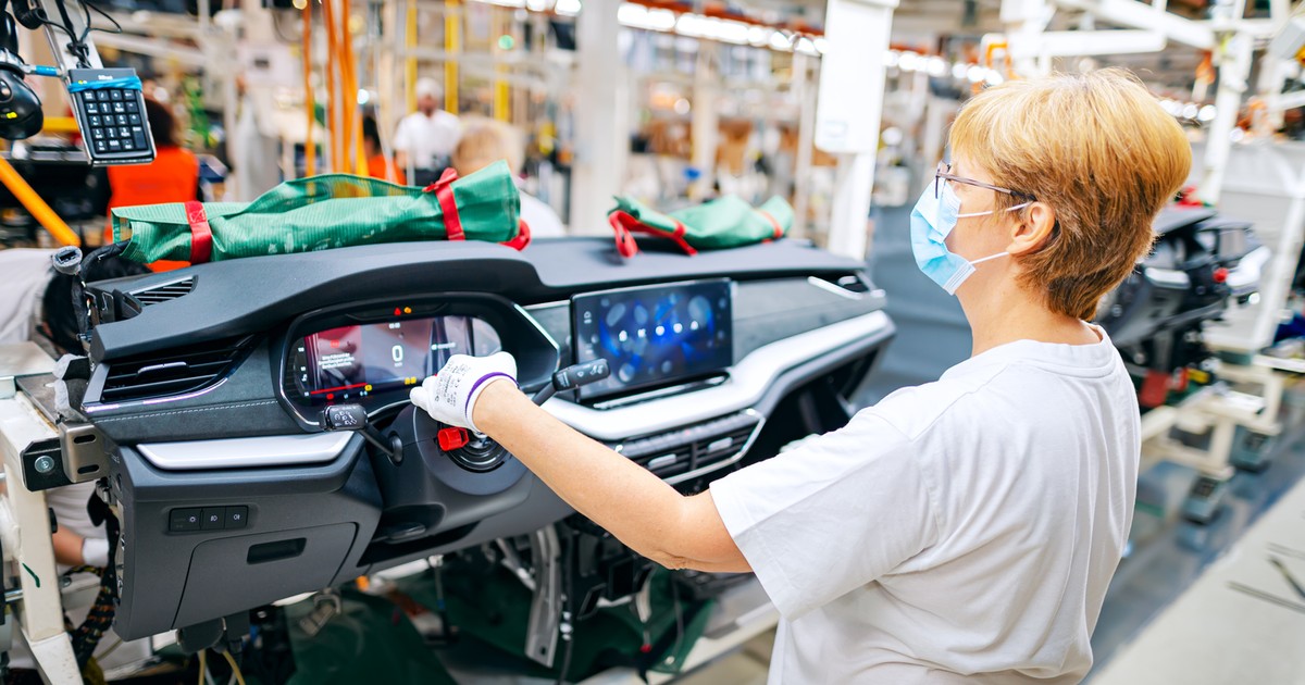 Škoda a problémy s mikročipy.  Krize dopadá na českou ekonomiku