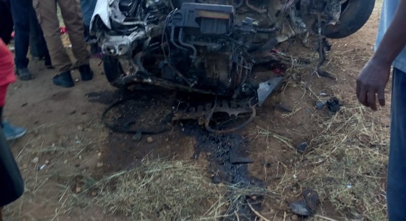 Bungled car that collided with trailer along Nairobi-Mombasa highway killing two (Twitter)