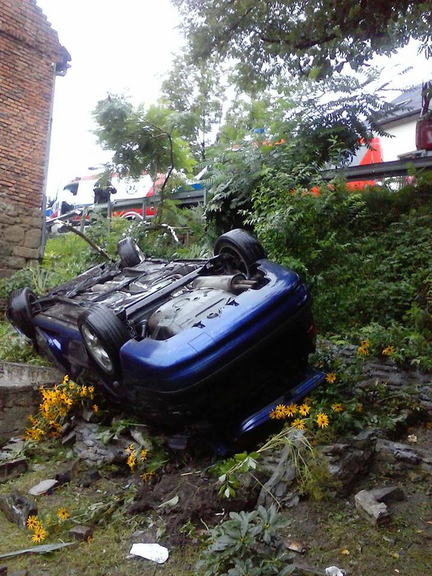 Zakręt grozy w Sułkowicach. Samochody wbijają się w dom dwa razy w miesiącu