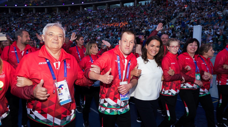 Az államfő együtt vonult a magyar versenyzőkkel a Speciális Olimpia megnyitóján /Fotó: Facebook
