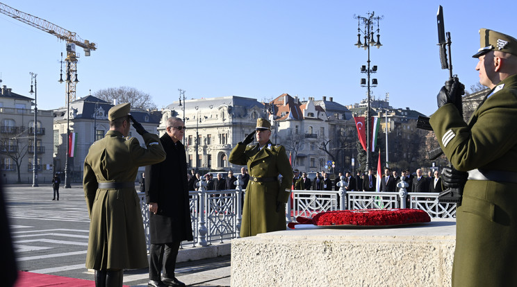 Recep Tayyip Erdogan török elnök megkoszorúzza a magyar hősök emlékkövét a budapesti Hősök terén / Fotó: MTI/Szigetváry Zsolt