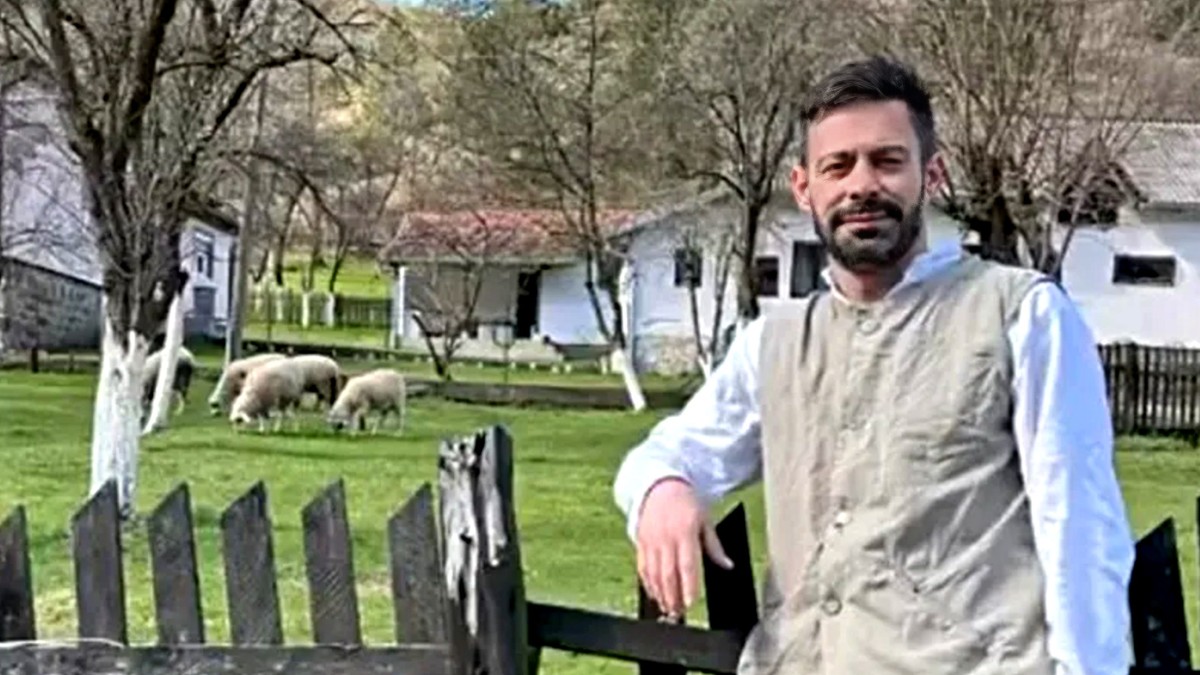 VUNENE ČARAPE I OPANKE Naš glumac otišao na selo, pa se slikao pored ovaca: Pokazao raj u kojem uživa