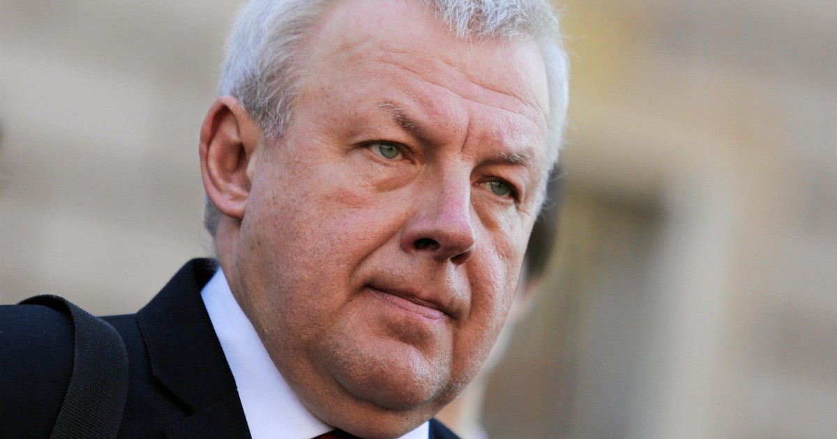 Dyrektor wysłał ucznia w czasie lekcji do fryzjera. "Bez dyskusji". Zgolili chłopaka na łyso