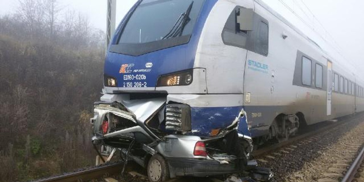 Pociąg wjechał w auto na strzeżonym przejeździe w Piotrkowie Trybunalskim 