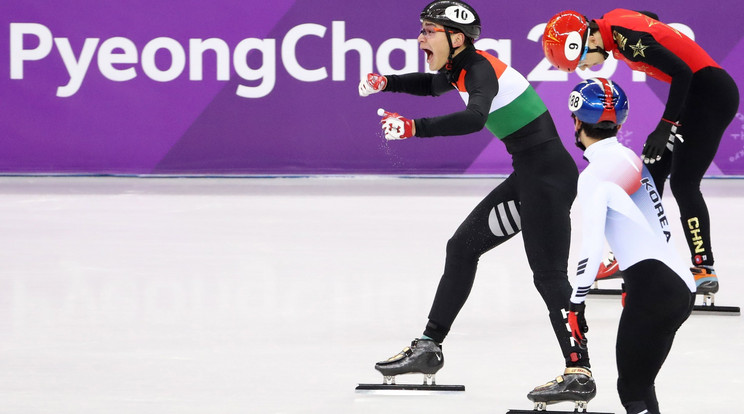 Liu Shaolin Sándor a váltó
hajrázó tagjaként első helyen ért célba a téli olimpián Pjongcsangban /Fotó: MTI /EPA/ Taccjana Zenkovics