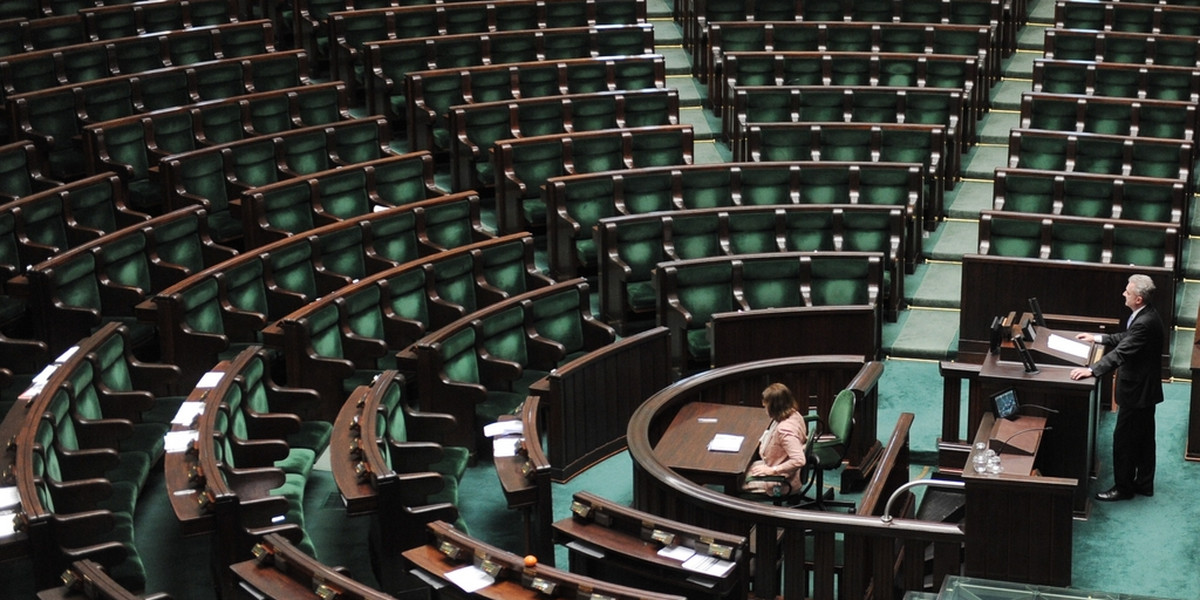 Pusta sala posiedzeń w Sejmie