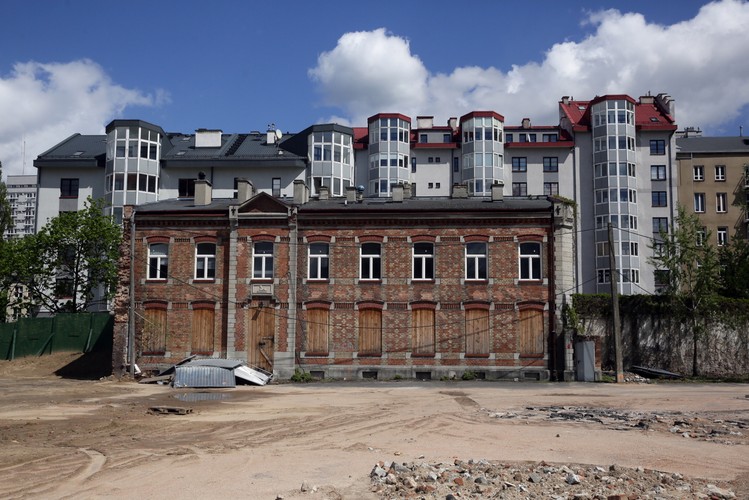 Z wielkich Browarów Warszawskich przetrwało do dziś jedynie kilka historycznych budynków: warzelnia, laboratorium i willa fabrykanta oraz piwnice.<br><br>  Fot. (cat/kru) PAP/Tomasz Gzell