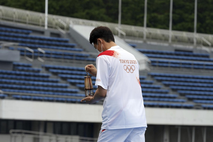Šuzo Macuoka, bivši teniser, nosio je olimpijski plamen