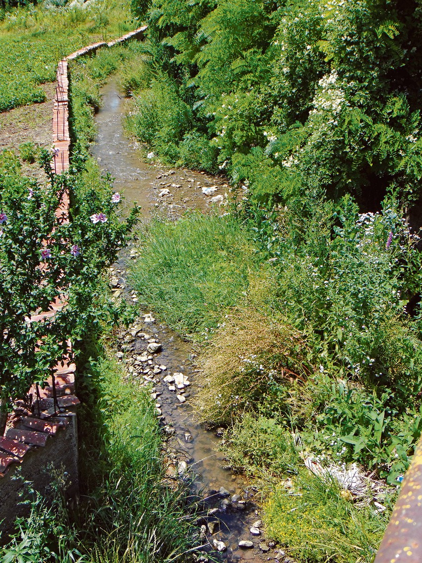 Reka je leti mala ili presuši, ali kad krenu bujice brzo i mnogo naraste, a kad se smeće zaglavi, postoji opasnost od izlivanja