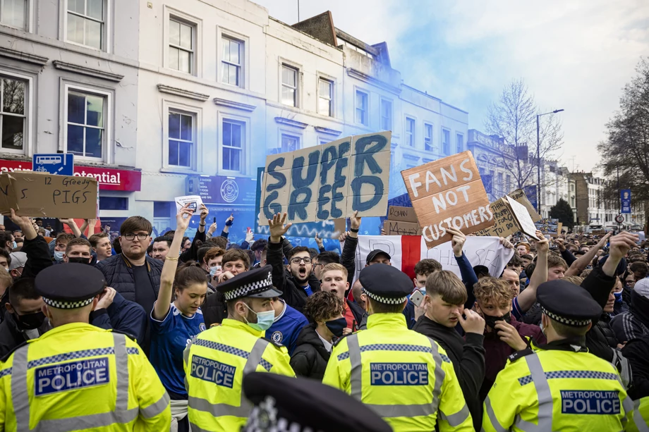 Protest kibiców londyńskiego klubu Chelsea w odpowiedzi na informacje o planowanym powołaniu Superligi. Na transparentach widoczne hasła „Wielka chciwość“ i „Fani, nie klienci“