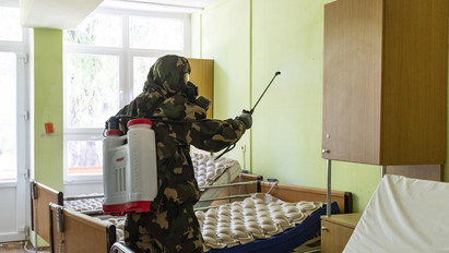 Koronavírus-járvány: közel ezer katona segít a fertőtlenítésekben