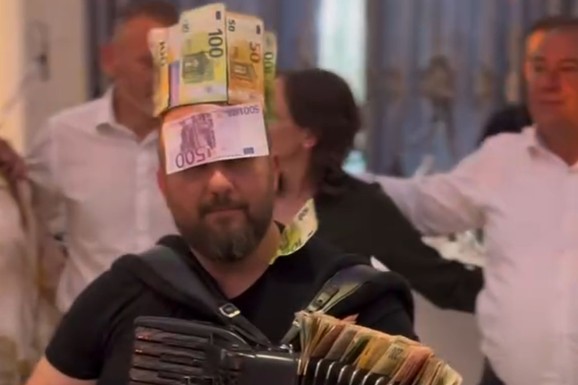 BORKO RADIVOJEVIĆ ZAPALIO MREŽE Gosti ga okitili novčanicama, "kruna" od 1.000 evra postala viralna! (Video)