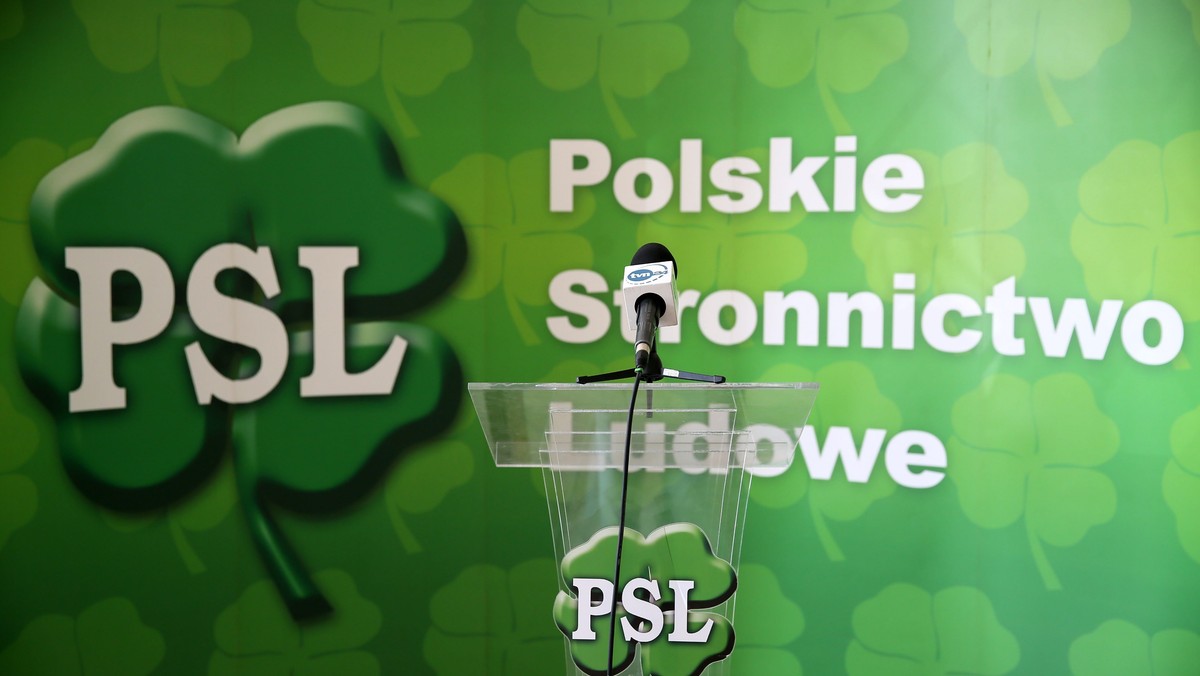 Sztab wyborczy świętokrzyskiego PSL nie ma prawnej możliwości wycofania z wyborów kandydatki do Senatu, dyrektorki Powiatowego Urzędu Pracy w Kielcach, którą zatrzymało CBA. Kobieta będzie przesłuchiwana w prokuraturze. Jak podaje RMF FM, kobieta miała wziąć 3,5 tysięcy złotych łapówki.