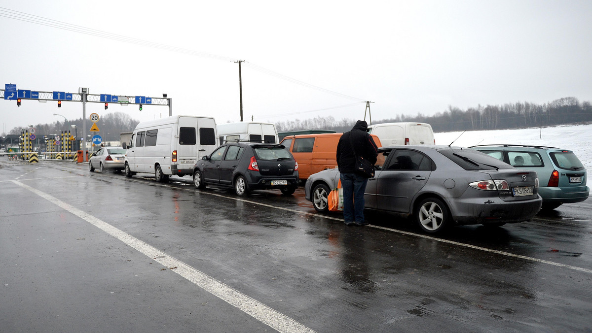 Na zachodzie Ukrainy zakończyły się dziś wieczorem blokady przejść granicznych z Polską, które przeprowadzili mieszkańcy ukraińskich rejonów przygranicznych, niezadowoleni ze zmiany przepisów celnych w swoim kraju.