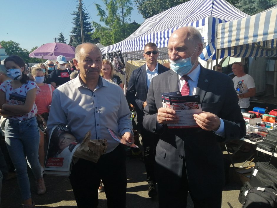 Antoni Macierewicz na targowisku w Skierniewicach