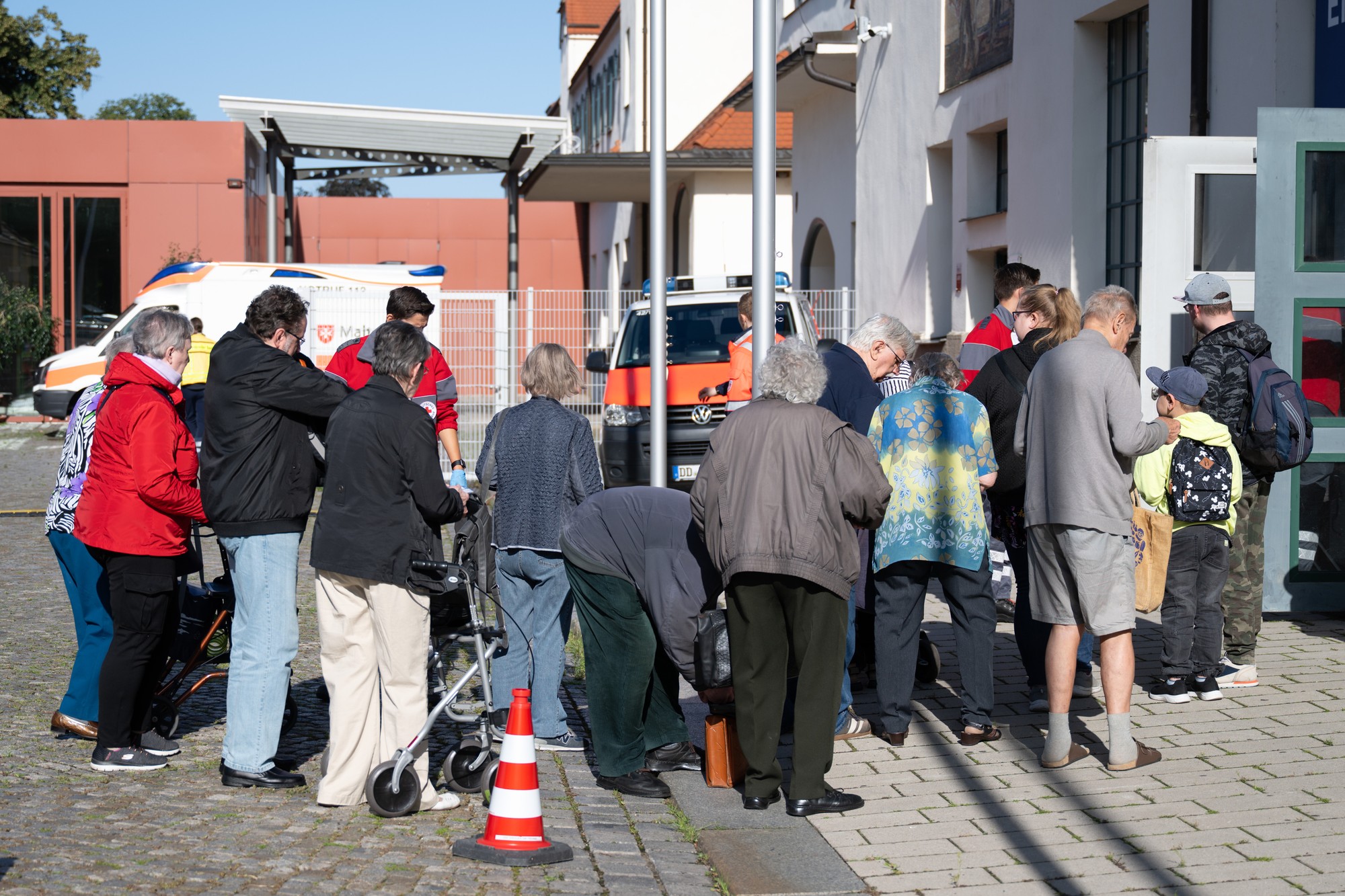 Evakuovaní ľudia čakajú pred núdzovým ubytovaním na výstavisku počas zneškodenia leteckej bomby z druhej svetovej bomby.