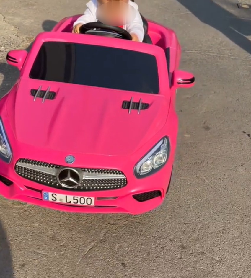 Ćerka Tamare Đurić vozi automobil za decu