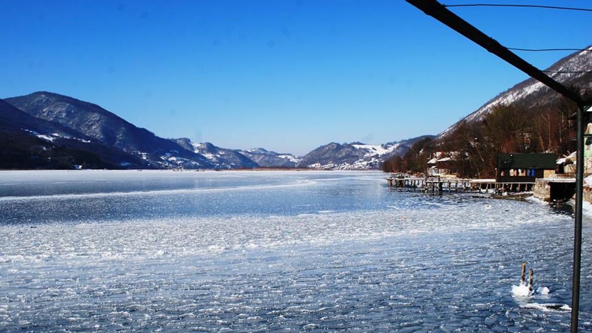 Sante leda na jezeru u Srbiji, ilustracija