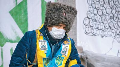 Uczestnik demonstracji popierającej integrację Ukrainy z UE w Kijowi